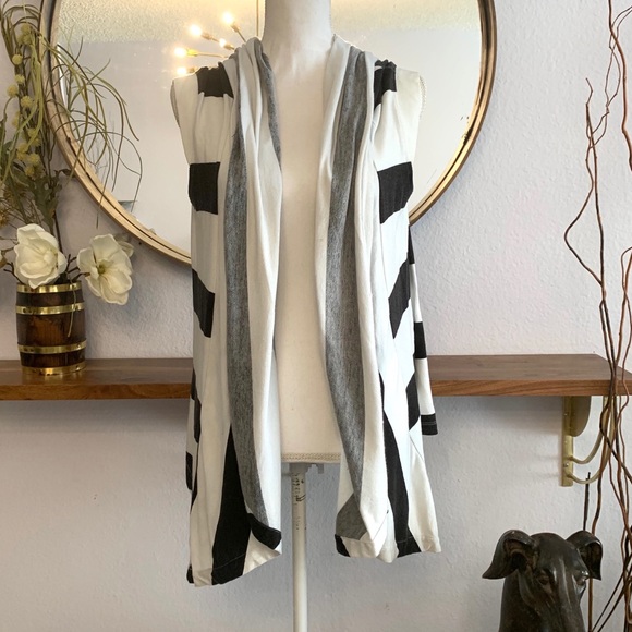 Aīko sleeveless striped open cardigan - Picture 4 of 7